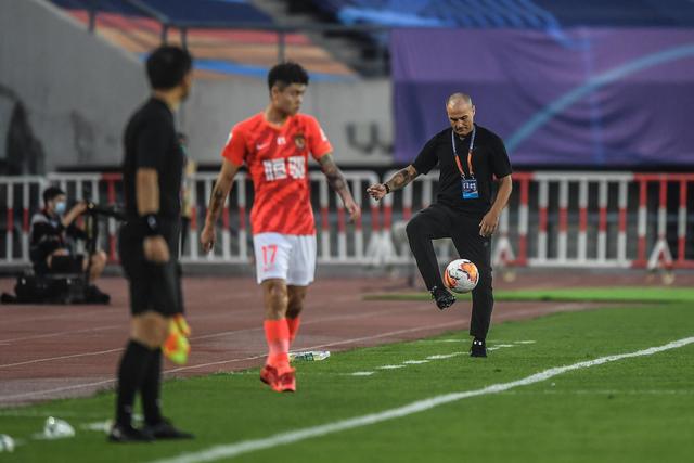 两位演员演警察惹争议，选角不当露痕迹