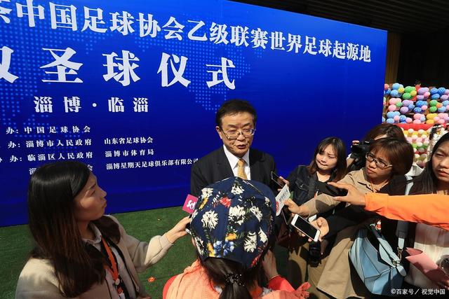 社区盾第5分钟：多库被吉马良斯挤出边线 抗议无果