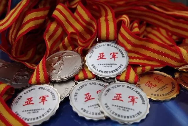 金浩镇犯规动作过大 遭裁判出示黄牌