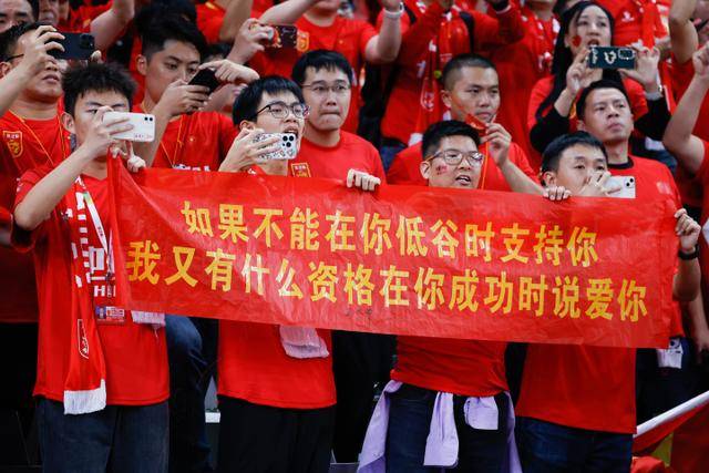鲁尼点评福登红牌事件：动作更像是姿势而非踢人